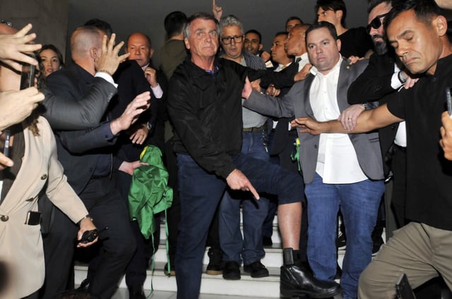 Jair Bolsonaro zeigt am Montag seine Fußfessel. Weil er sich dazu vor einer Kamera äußerte, soll er nun in Haft.