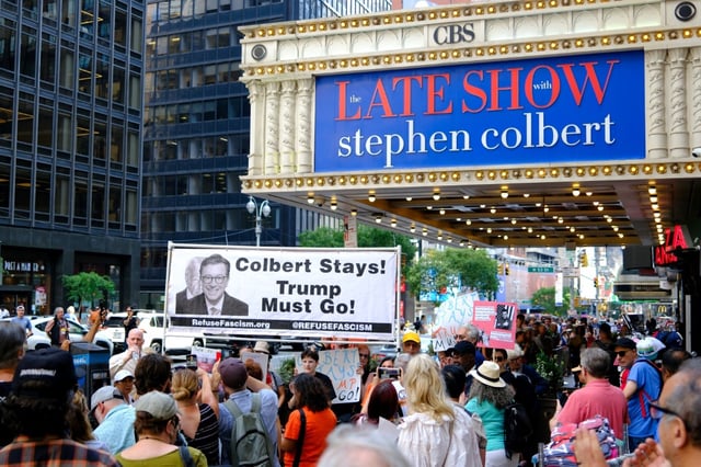 Nach dem angekündigten Aus für seine "Late Show" hat der US-Satiriker Colbert eine Kampfansage in Richtung US-Präsident Trump geschickt. "Keine Rücksicht auf Verluste mehr", sagte Colbert am Montag in seiner Sendung.