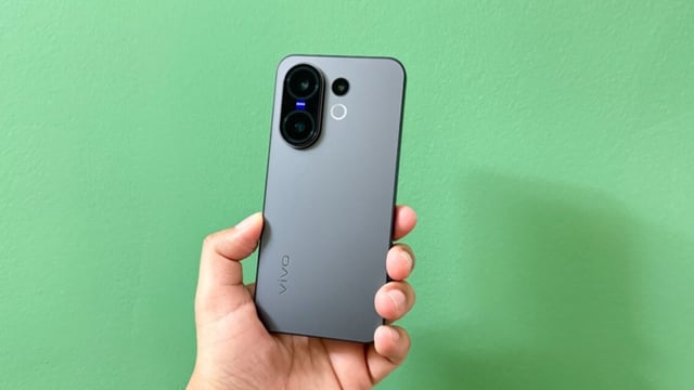 Vivo X200  FE 5G mobile price in India starts at Rs. 54,999 for the 12 GB + 256 GB model, while the 16 GB + 512 GB variant costs Rs. 59,999.