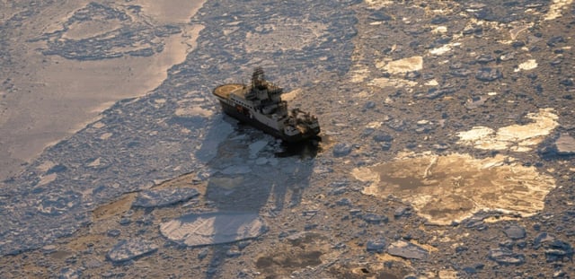 Vue aérienne du brise-glace de recherche "Kronprins Haakon" naviguant à l'est du Spitzberg, dans l'archipel du Svalbard, le 15 avril 2025