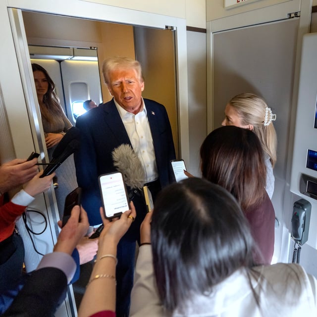US-Präsident Donald Trump spricht an Bord der Air Force One zu Journalisten