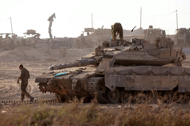 Un char israélien est positionné près de la frontière avec la bande de Gaza, le 21 juillet 2025