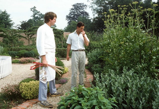 Charles III et l’un de ses jardins dans sa résidence de Highgrove en juillet 1986.