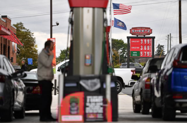 Gasoline prices are displayed at a Sheetz station as customers fill their cars with gas in Wilkes-Barre, Pennsylvania, U.S. October 19, 2022.  REUTERS/Aimee Dilger/File photo