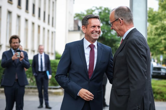 Bundeskanzler Friedrich Merz (CDU) strebt eine bessere Verständigung des Bundes mit den Ländern und Kommunen an. "Es hat keinen Sinn, wenn wir hier ständig nur gegeneinander arbeiten", sagte er in Hannover