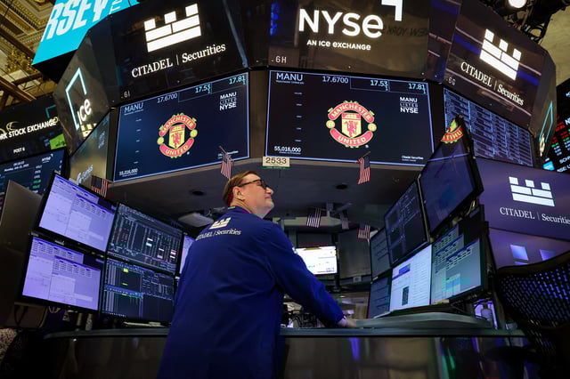 Traders work on the floor at the New York Stock Exchange (NYSE) in New York City, U.S., July 21, 2025.  REUTERS/Brendan McDermid