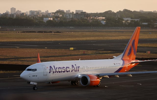An Akasa Air passenger aircraft taxis on the tarmac at Chhatrapati Shivaji International Airport in Mumbai, India, May 2, 2023. REUTERS/Francis Mascarenhas/File Photo