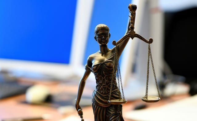 Wegen mutmaßlichen Anlagebetrugs in Millionenhöhe ist ein 60-Jähriger in Hamburg festgenommen worden. Der Mann soll als Finanzmakler einen Schaden von rund 8,6 Millionen Euro verursacht haben, wie die Polizei in der Hansestadt mitteilte.