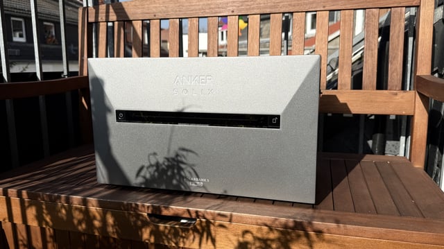 Anker Solarbank 3 Pro – platziert auf einer kleinen Bank auf einem Balkon – vor der Installation als Anker-Balkonkraftwerk.
