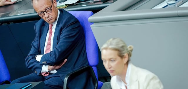 Kanzler Merz (CDU) im Bundestag während der Rede von AfD-Chefin Alice Weidel