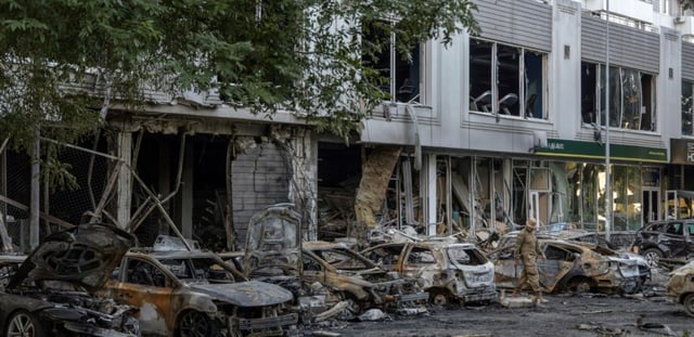 Des voitures détruites devant un bâtiment endommagé après une attaque de drone à Odessa, le 22 juillet 2025 en Ukraine