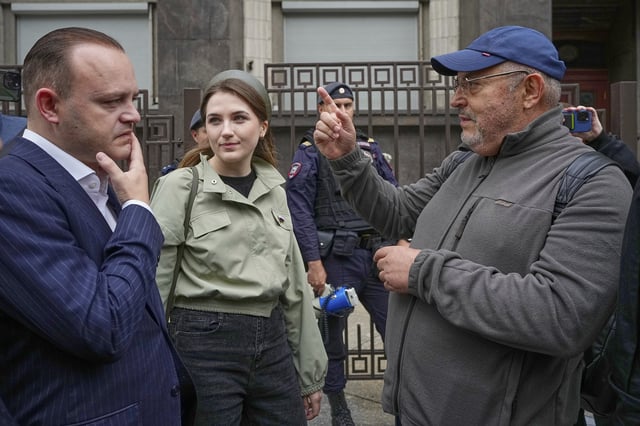 Russian Politician Boris Nadezhdin, right, gestures while speaking to Vladislav Davankov, deputy Chairman of the State Duma in front of The State Duma, the lower house of the Russian Parliament prior a session to consider the third and final reading a bill, criminalising the search of "extremist materials" in Moscow, Russia, Tuesday, July 22, 2025. (AP Photo/Alexander Zemlianichenko)