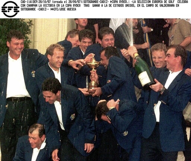 la selección de Europa celebra con champán la conquista de la Ryder Cup de 1997 en Valderrama.