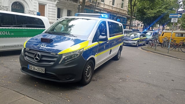 Mehrere Einsatzwagen des Zolls auf der Clemens-Schulz-Straße auf St. Pauli.