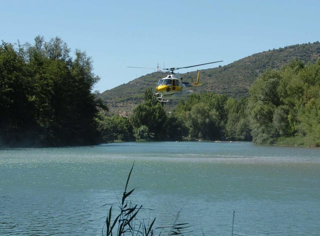 Un helicóptero sobrevuela el río Segre a la altura de Camarasa (Lleida) en 2007.