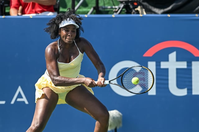Venus Williams setzte sich mit ihrer 22-Jahre jüngeren Landsfrau Hailey Baptiste, gegen Eugenie Bouchard (Kanada) und Clervie Ngounoue