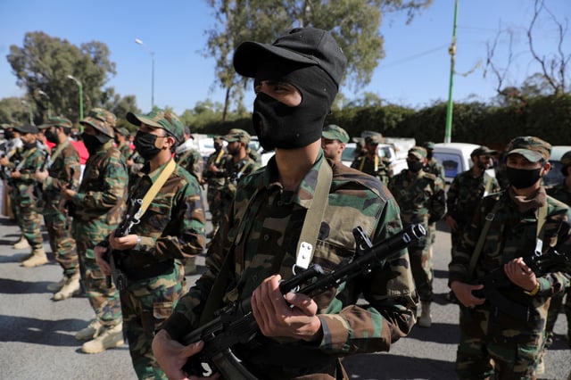Houthi fighters take part in a parade for people who attended Houthi military training as part of a mobilization campaign, in Sanaa, Yemen December 18, 2024. REUTERS/Khaled Abdullah/File Photo