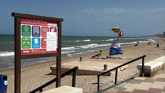 La playa de Motilla (Sueca) cierra de nuevo al baño por la contaminación del agua.