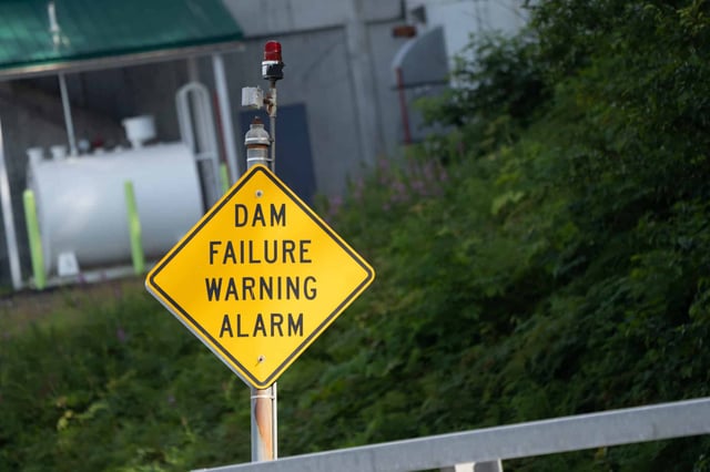 A Dam Failure Warning Alarm sign in the event of overtopping. (Photo by melissamn on Shutterstock)