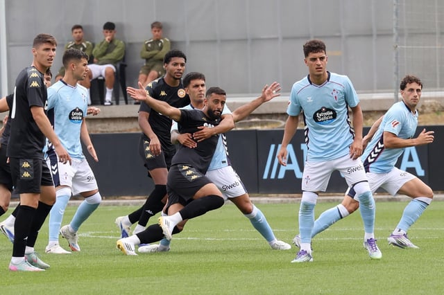 Hugo Sotelo sujeta a un rival durante el partido contra el Nacional de Madeira disputado este martes por el Celta en la Ciudad Deportiva Afouteza.