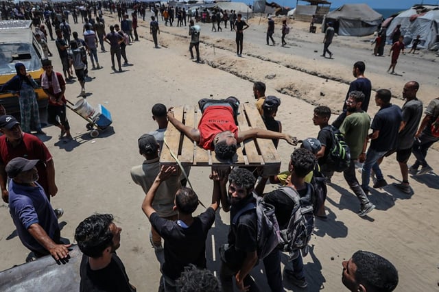 Several Palestinians were injured after Israeli forces attacked a crowd gathered to receive aid in Zakim, northern Gaza (Photo: Hamza Z H Qraiqea/Anadolu via Getty)