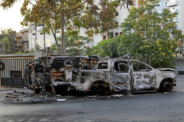 Des véhicules brûlés après des affrontements entre Bédouins et Druzes à Soueïda, le 21 juillet.

