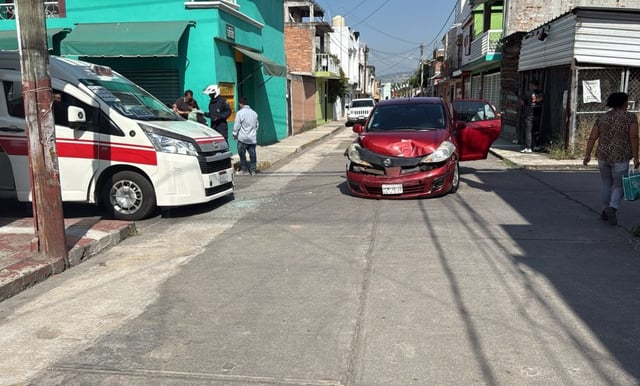 Choca combi Roja con 2 autos en la Adolfo López Mateos en Morelia