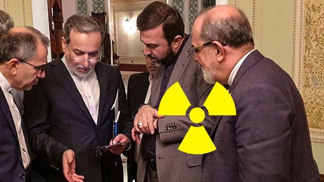 El ministro de Asuntos Exteriores de Irán, Abbas Araghchi hablando con miembros de la delegación iraní tras una reunión en Mascate / El Universal