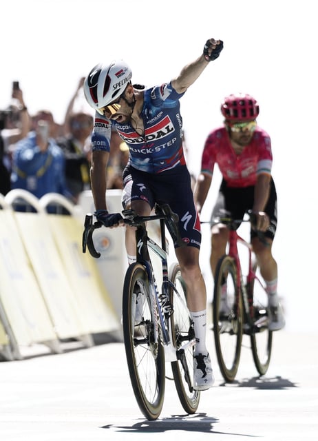 Le cycliste français Valentin Paret-Peintre dompte le Mont Ventoux et remporte la 16e étape du Tour de France
