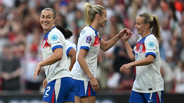 Lucy Bronze (l.) und Leah Williamson (m.)