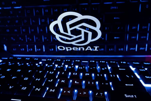 FOTO DE ARCHIVO: Un teclado se coloca delante de un logotipo de OpenAI mostrado en esta ilustración tomada el 21 de febrero de 2023. REUTERS/Dado Ruvic/Ilustración