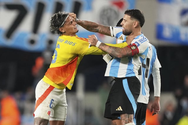 Otamendi y Ríos tuvieron un fuerte altercado en el último partido entre Argentina y Colombia en el Monumental