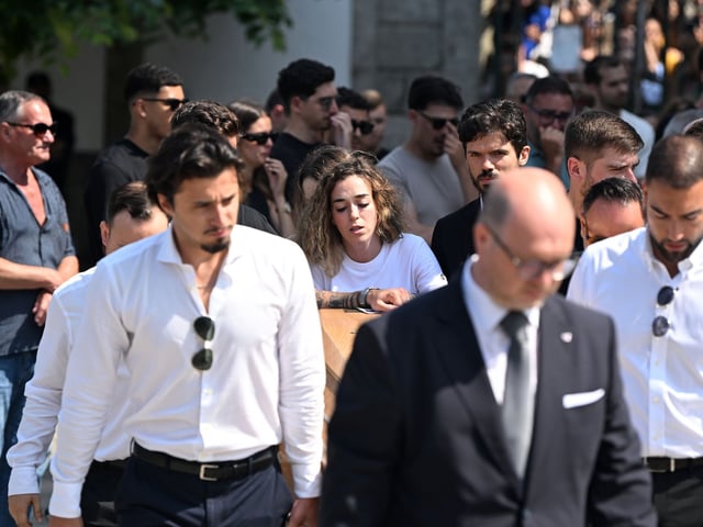 Diogo Jotas Frau Rute Cardoso (M) verlässt nach der Beerdigung von Diogo Jota und Andre Silva die Igreja Matriz de Gondomar