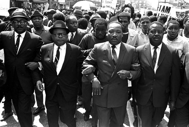 El Dr. Martin Luther King Jr. durante una marcha por los derechos civiles en Memphis, Tennessee, el 28 de marzo de 1968
