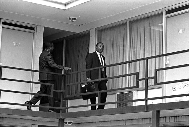 Le révérend Martin Luther King Jr. traverse le balcon du Lorraine Motel à Memphis, le 3 avril 1968.