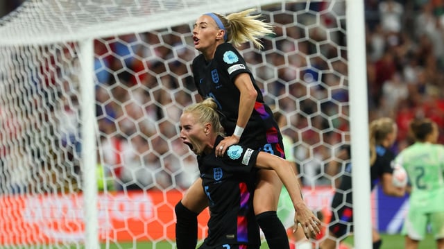 Englands Chloe Kelly (oben) und Alex Greenwood bejubeln einen Treffer.