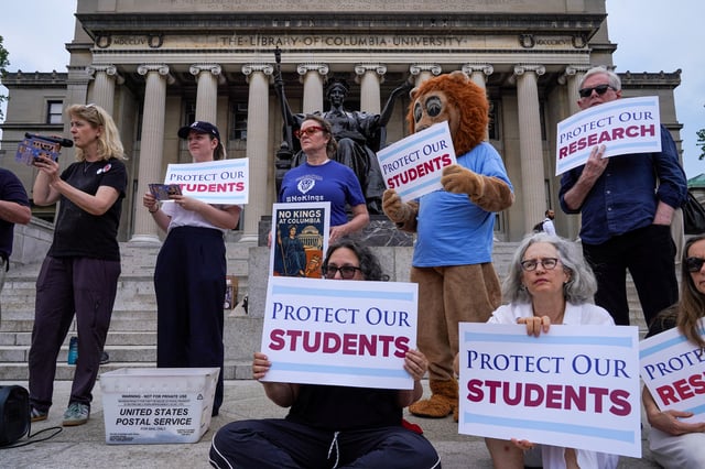 Members of the Columbia faculty and staff protest against the university’s policies at the Columbia University campus in New York City, U.S., June 6, 2025.  REUTERS/Ryan Murphy/File Photo