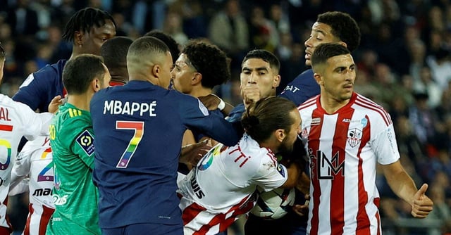 Soccer Football - Ligue 1 - Paris St Germain v Ajaccio - Parc des Princes, Paris, France - May 13, 2023 Players clash from both teams before AC Ajaccio's Thomas Mangani and Paris St Germain's Achraf Hakimi are both are sent off REUTERS/Christian Hartmann/File Photo