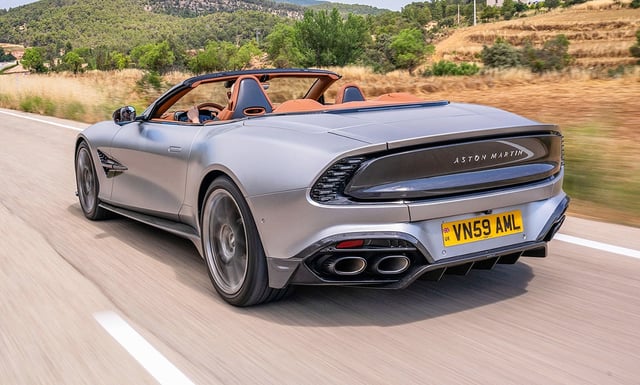 Laut Hersteller ist er nicht nur der stärkste offene Serien-Aston aller Zeiten, sondern gemeinsam mit dem Coupé auch das derzeit leistungsstärkste Frontmotor-Fahrzeug auf dem Markt.