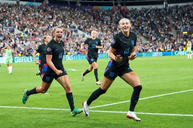 La celebración de Chloe Kelly, autora del gol con el que Inglaterra le ganó a Italia en Ginebra y llegó a la final de la Eurocopa femenina (AP Photo/Martin Meissner)