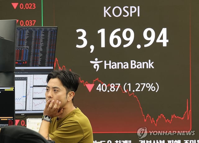 A dealing room at Hana Bank in central Seoul on July 22, 2025. (Yonhap)