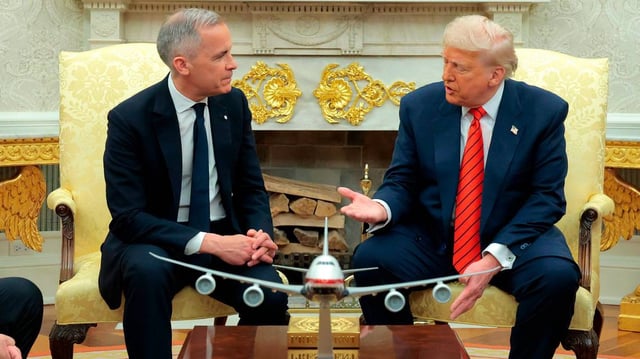 U.S. President Donald Trump, right, meets with Canadian Prime Minister Mark Carney in the Oval Office at the White House on May 6, 2025, in Washington, D.C. (Anna Moneymaker/Getty Images/TNS)