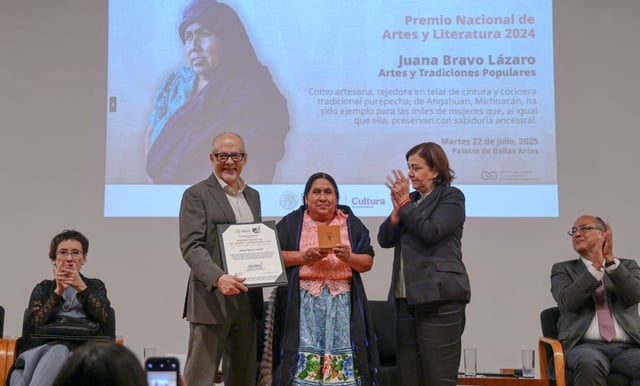 Recibe Juana Bravo Premio Nacional de las Artes y destaca Michoacán