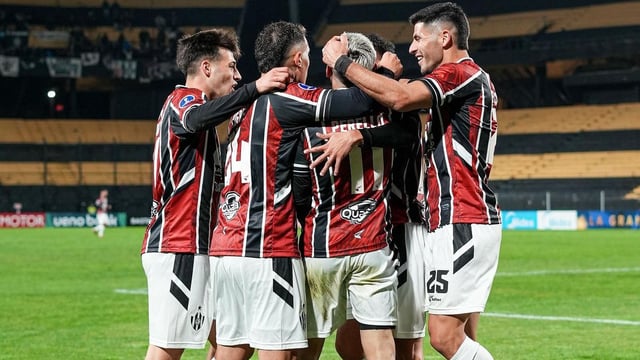 Central Córdoba goleó en Uruguay y avanza en la Copa Sudamericana.