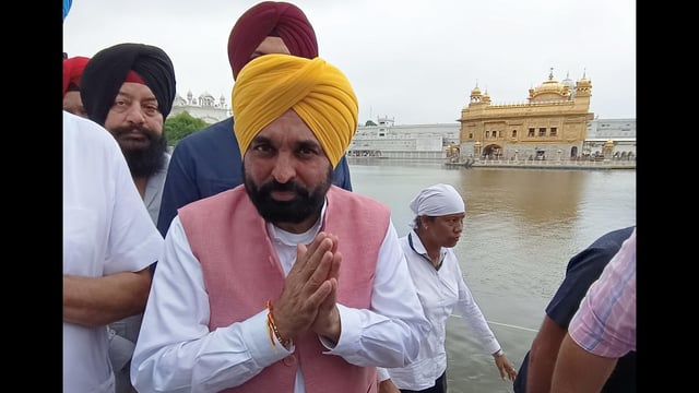 Punjab CM Bhagwant Mann paying obeisance at the Golden Temple on Tuesday. (Sameer Sehgal/HT)