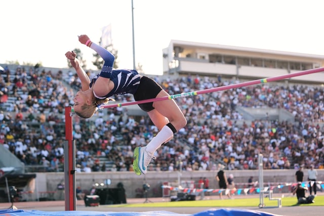 AB Hernández, atleta transgénero, compite en el salto de altura en los campeonatos de atletismo de California en Clovis, el sábado 31 de mayo de 2025 (AP Foto/Jae C. Hong)