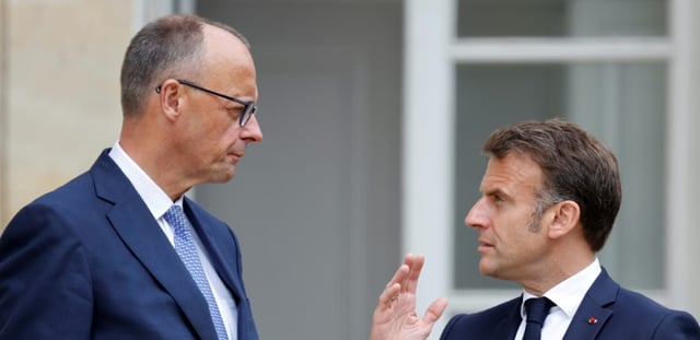 Le président français Emmanuel Macron (d) s'entretient avec le chancelier allemand Friedrich Merz dans le jardin du palais de l'Elysée à Paris, le 7 mai 2025