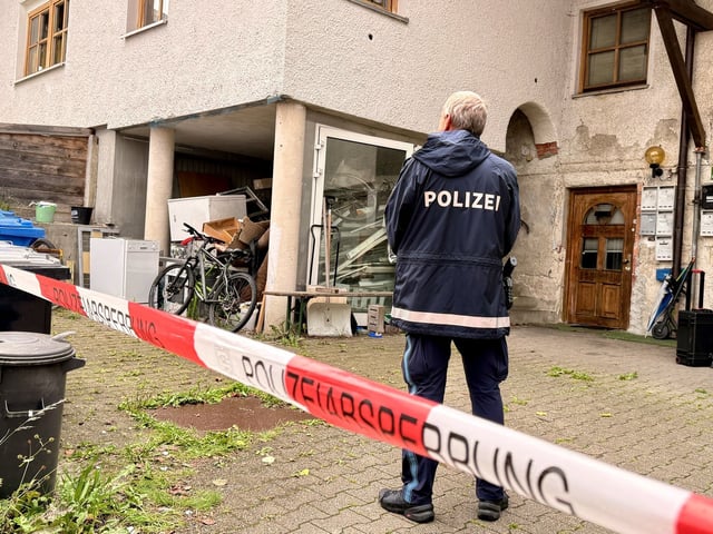 In einem heruntergekommenen Haus findet die Polizei drei Tote. Der mutmaßliche Täter hatte sich selbst an die Beamten gewandt