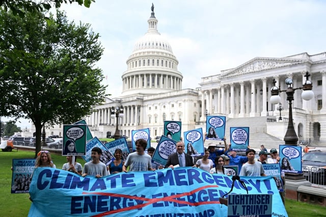 Des jeunes manifestent dans le cadre de leur combat judiciaire contre la politique du président américain Donald Trump favorable aux énergies fossiles, devant le Congrès, à Washington, le 16 juillet 2025