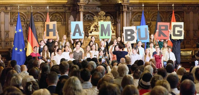 Eine Einbürgerungsfeier Mitte Juli im Hamburger Rathaus – mit Chorauftritt